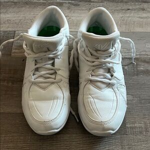 Varsity Huddle Size 9 White Cheer Shoes